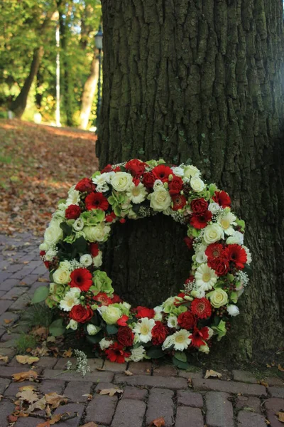 Sympathy wreath near a tree — Stock Photo, Image
