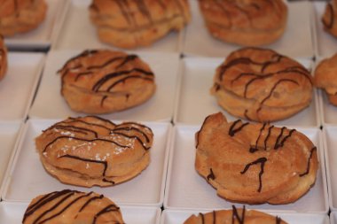 Çikolatayla süslenmiş profiteroller.