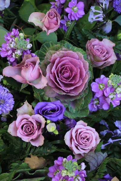 Gemischtes blau lila Hochzeitsarrangement — Stockfoto