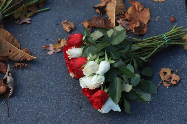 Похоронные цветы на могиле — стоковое фото