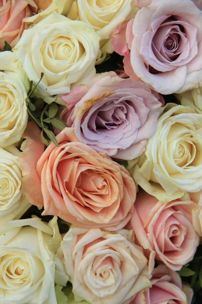 Pastelových růží v uspořádání svatební — Stock fotografie