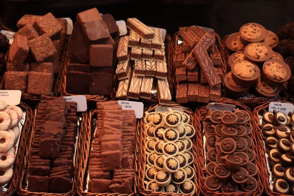 Luxe chocolade pralines op een markt Rechtenvrije Stockfoto's