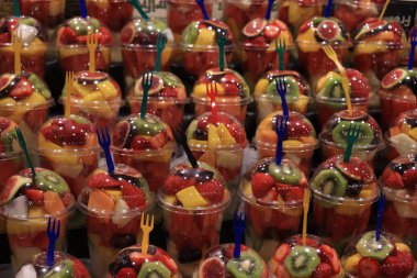 Meyve salatası kabın içinde