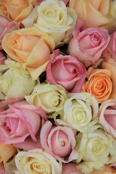 Змішані троянди весільний букет — стокове фото