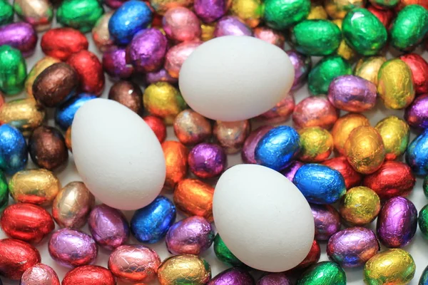 Çikolata ve tavuk Paskalya yumurtaları — Stok fotoğraf