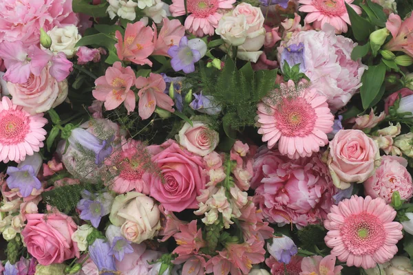 Рожеві та фіолетові весільні квіти — стокове фото