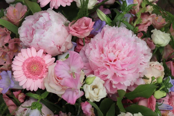 ピンクと紫の結婚式の花 — ストック写真