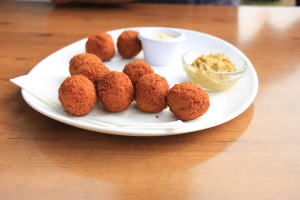 Snack frito holandés: bitterballen —  Fotos de Stock