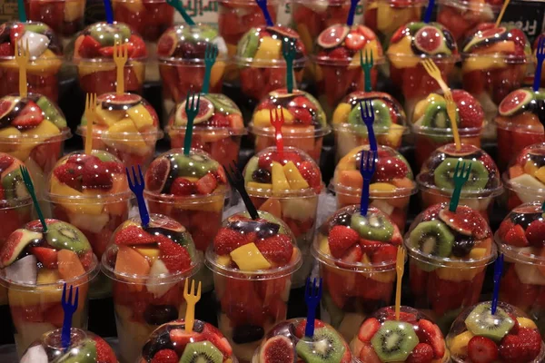 Ensalada de frutas en un recipiente —  Fotos de Stock