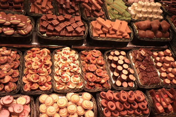 Pralinés de chocolate de lujo en un mercado —  Fotos de Stock