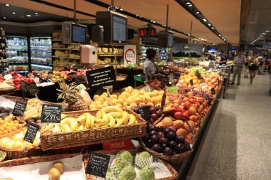 Barselona, İspanya - 30 Eylül 2019: Süpermarkette Meyve