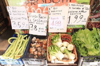 Savona, İtalya - 26 Eylül 2019: Çiftçi pazarı sebze dükkanı