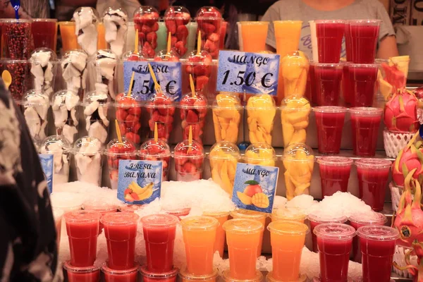Barcelona, España - 30 de septiembre de 2019: Frutas y batidos —  Fotos de Stock