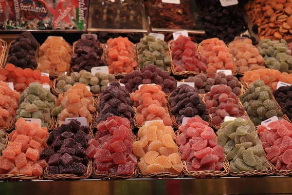 Barcelona, Espanha - 30 de setembro de 2019: Frutas cristalizadas à venda — Fotografia de Stock