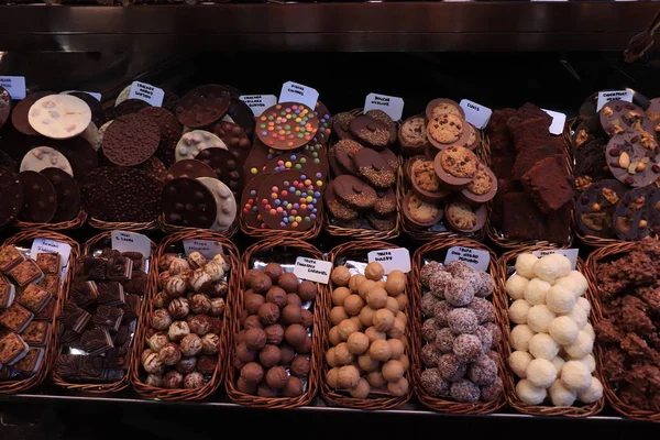 Barcelona, España - 30 de septiembre de 2019: Pralinés de chocolate en un mercado — Foto de Stock