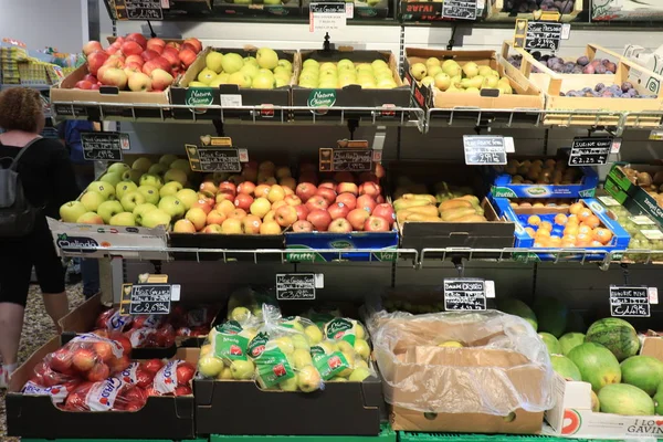 Savona, Itália - 26 de setembro de 2019: Fruta em um supermercado — Fotografia de Stock