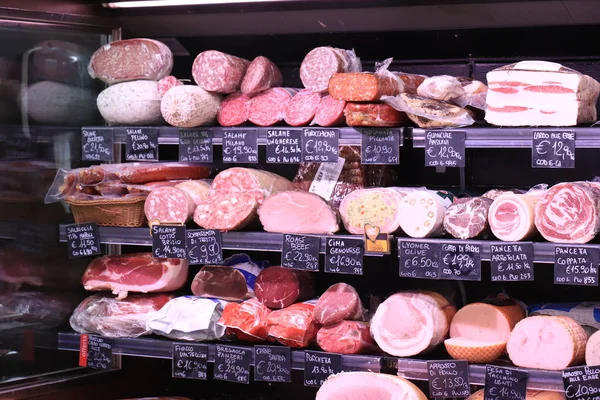 Savona, 26 settembre 2019: Salumi in un supermercato — Foto Stock