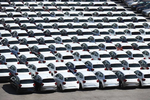 Savona, Italia - 26 de septiembre de 2019: Coches cerca de un puerto —  Fotos de Stock