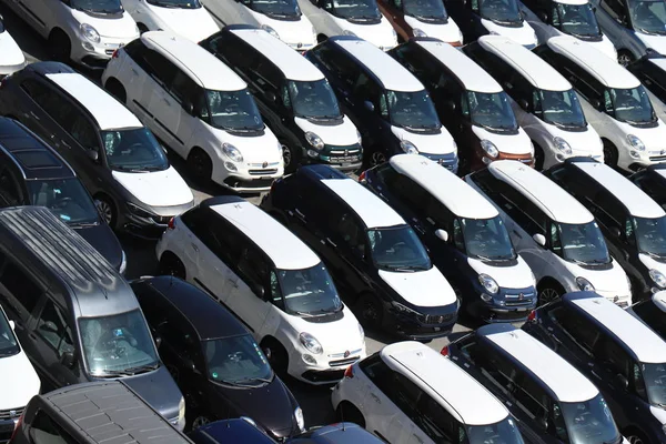 Savona, Italia - 26 de septiembre de 2019: Coches cerca de un puerto — Foto de Stock