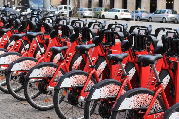 Barcelona, España - 28 de septiembre de 2019: alquiler de bicicletas Barcelona —  Fotos de Stock