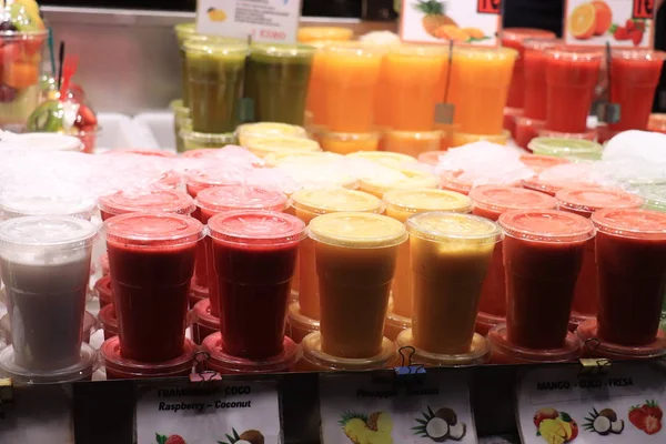 Barcelona, Spanje - 30 september 2019: Smoothies op ijs — Stockfoto