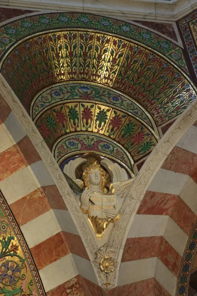 Marsella, Francia - 25 de septiembre de 2019: Catedral de Notre Dame De La Garde — Foto de Stock