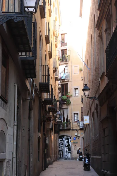 Barcelona, Espanja - syyskuu 30th, 2019: Street in Gothic Quarter — kuvapankkivalokuva