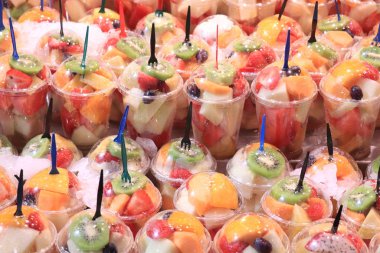 Meyve salatası kabın içinde