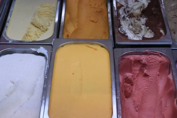 Assorted ice cream flavors in metal tubs — ストック写真