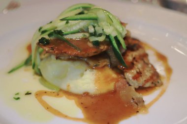 Soslu ızgara biftek.