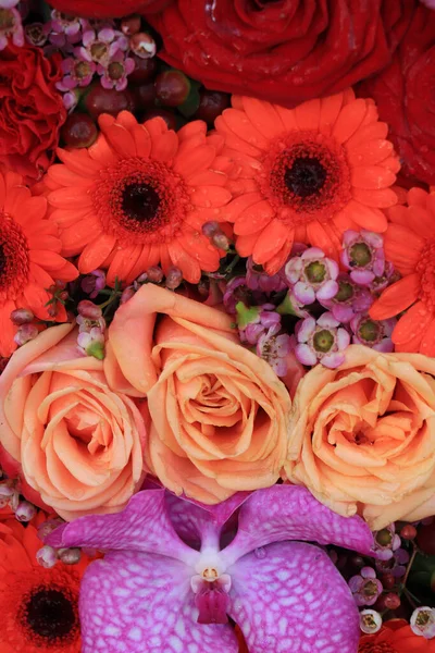 Oranje en roze bloemstuk voor een bruiloft — Stockfoto