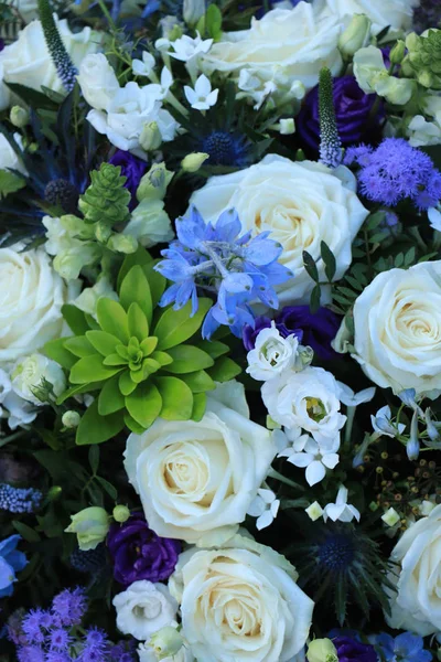 Biały i niebieski kwiat ukÅ ad na Å lub — Zdjęcie stockowe