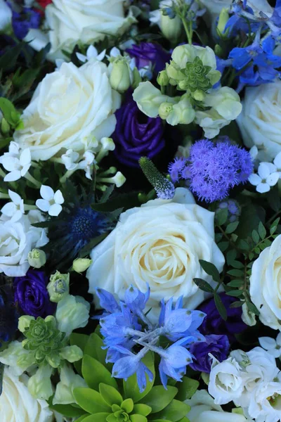 Arranjo de flor branco e azul para um casamento — Fotografia de Stock