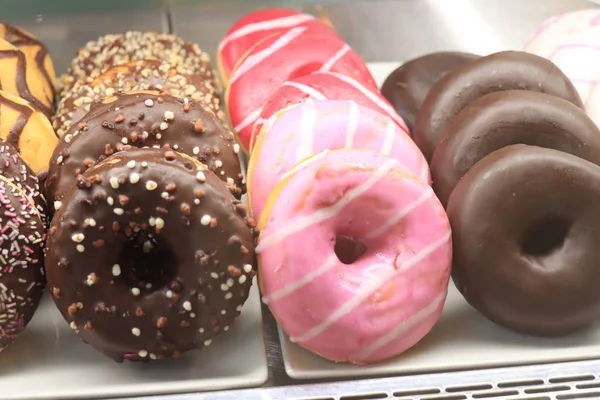 Donuts en el escaparate —  Fotos de Stock
