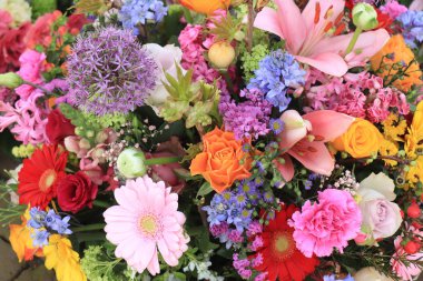 Renkli düğün çiçekleri