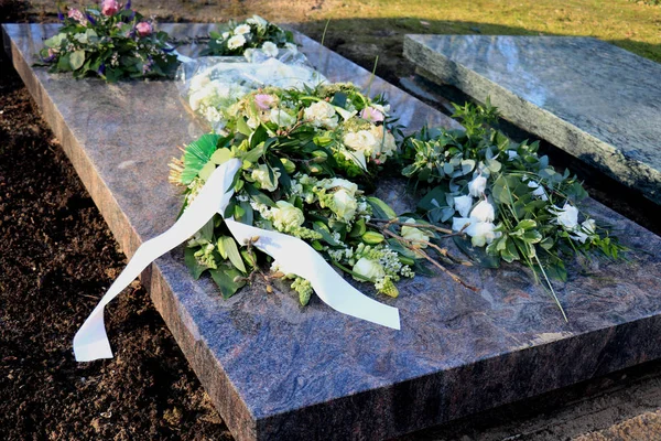 Sympati blommor på en grav — Stockfoto