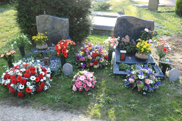 Begrafenis bloemen op graven Stockfoto