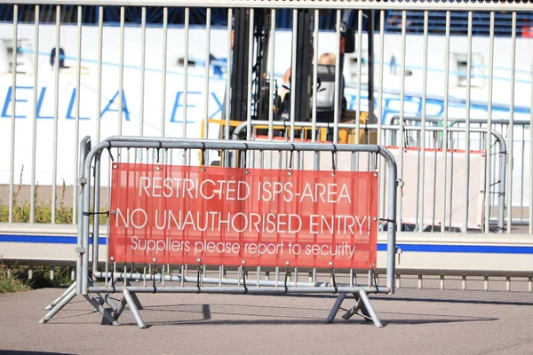 IJmuiden, Países Bajos - 2 de septiembre de 2019: Señal de advertencia —  Fotos de Stock