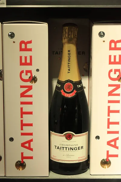 Amsterdam Schiphol Airport, Países Bajos - 24 de septiembre de 2019: Taittinger Champagne en una licorería —  Fotos de Stock