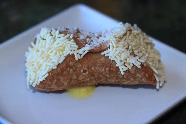 Cannoli tradycyjne ciasto sycylijskie — Zdjęcie stockowe
