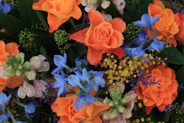 Oranje en blauwe bloemstuk voor een bruiloft — Stockfoto