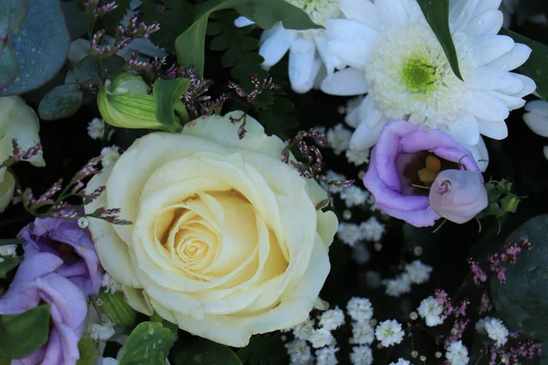 Weiße und lila Hochzeitsblumen — Stockfoto