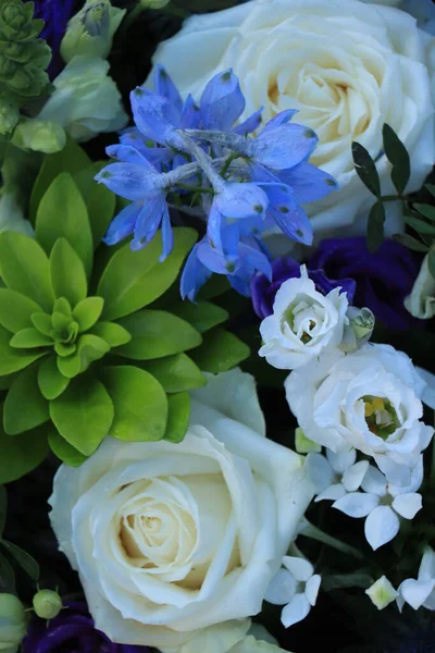 Wit en blauw bloemstuk voor een bruiloft — Stockfoto