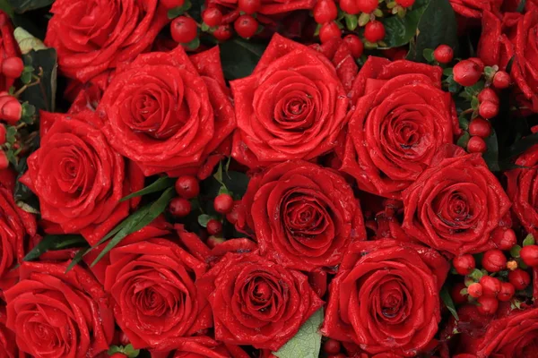 Roses de mariée rouges avec des gouttes — Photo