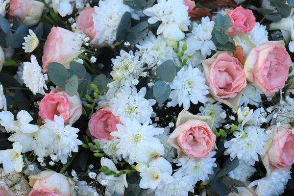 粉红和白色婚礼上的鲜花 — 图库照片