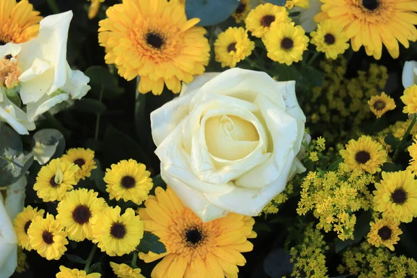 Gelbe und weiße Hochzeitsblumen — Stockfoto