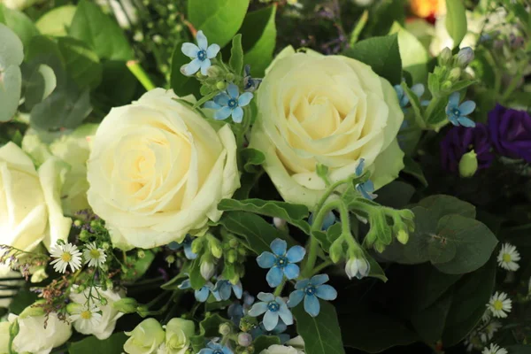 Белый и синий свадебные цветы — стоковое фото