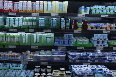 Ijmuiden, Hollanda, 4 Temmuz 2018: Bir süpermarkette süt ürünleri bölümü