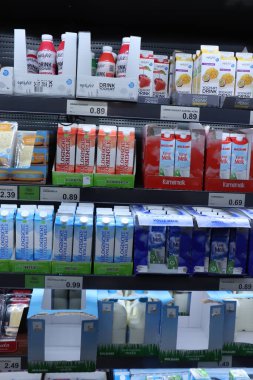 Ijmuiden, Hollanda, 4 Temmuz 2018: Bir süpermarkette süt ürünleri bölümü