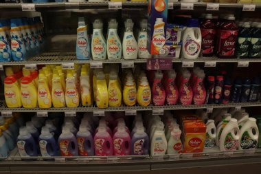 Haarlem, Hollanda, 22 Temmuz 2018: Süpermarkette çamaşır deterjanı